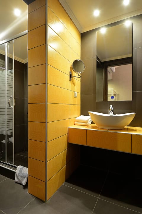 Double or Twin Room | Bathroom | Free toiletries, hair dryer, towels, soap