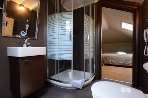 Superior Maisonette | Bathroom | Free toiletries, hair dryer, towels, soap