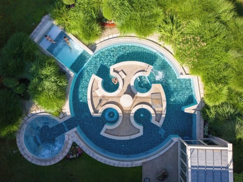 Sauna, hot tub, steam room, massage/treatment rooms, massages