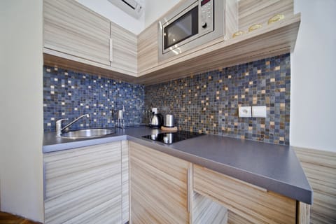 Economy Studio, Balcony | Private kitchenette | Fridge, microwave, stovetop, coffee/tea maker