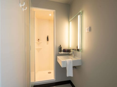 Desk, soundproofing, free cribs/infant beds, free WiFi