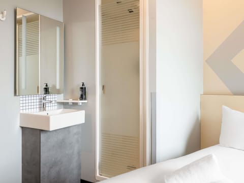 Desk, soundproofing, free cribs/infant beds, free WiFi