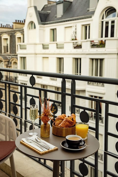 Deluxe Room, Balcony | City view