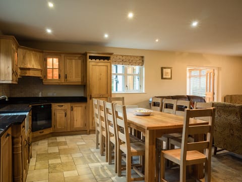 Villa | Private kitchen | Full-size fridge, microwave, oven, stovetop