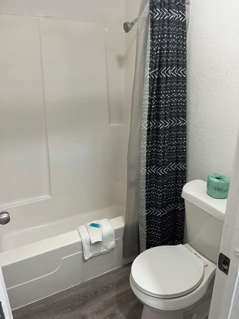 Single Room, 1 King Bed, Non Smoking, Refrigerator & Microwave | Bathroom | Combined shower/tub, soap, shampoo, toilet paper