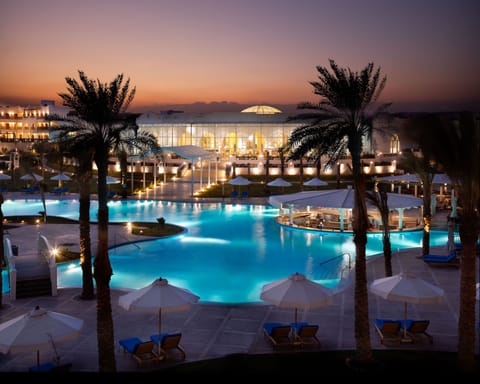 4 outdoor pools, pool umbrellas, sun loungers