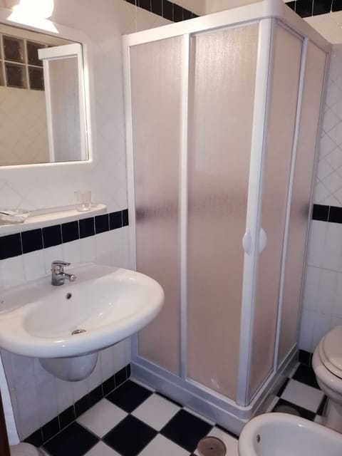 Double Room (202) | Bathroom | Shower, rainfall showerhead, free toiletries, hair dryer