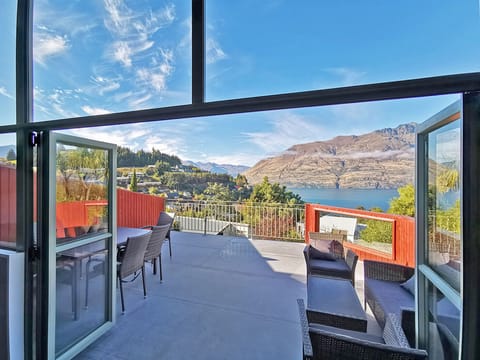 Private 3 Bedroom Duplex | Outdoor dining