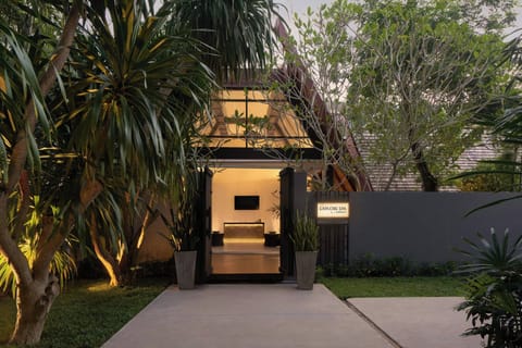 Couples treatment rooms, hot tub, body treatments, aromatherapy