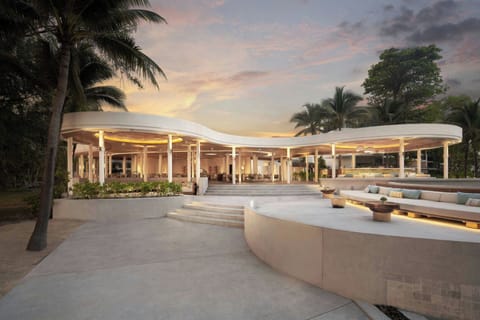 2 restaurants, breakfast, lunch, dinner served; international cuisine