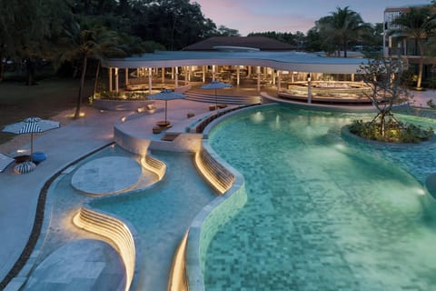 2 restaurants, breakfast, lunch, dinner served; international cuisine