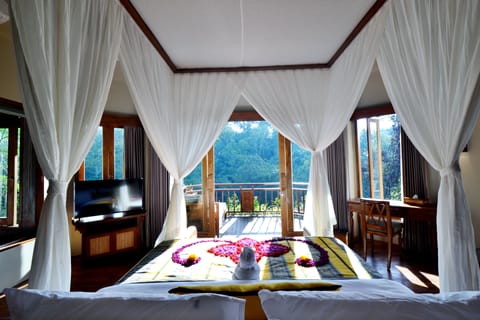 Akila Villa | Minibar, in-room safe, desk, blackout drapes