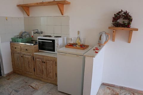 Studio (2 Adults) | Private kitchenette | Fridge, stovetop, electric kettle, cookware/dishes/utensils