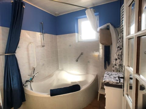 Salle de bain en douche d'angle