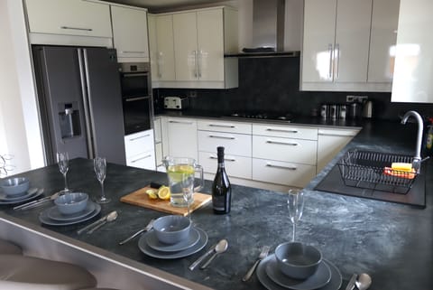 Kitchen Breakfast Bar