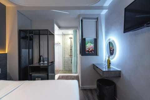 Deluxe Triple Room | Hypo-allergenic bedding, minibar, in-room safe, desk