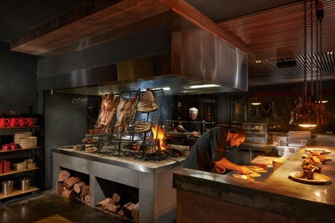 2 restaurants; breakfast, lunch, and dinner served