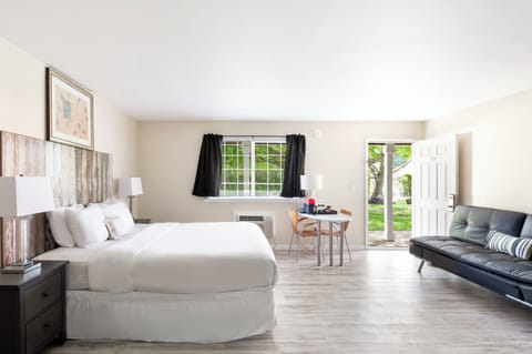 Honeymoon Room, Jetted Tub | Egyptian cotton sheets, premium bedding, desk, laptop workspace