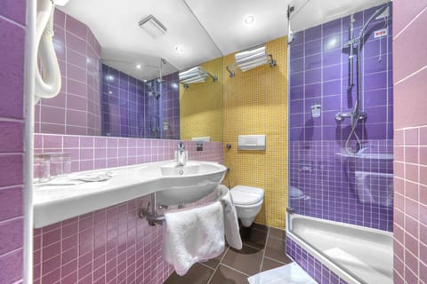 Superior Double Room, Balcony (Partial Sea View) | Bathroom | Separate tub and shower, hair dryer, towels