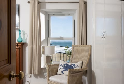 Cliff Cottage, Mevagissey. Ground floor: Sea views can be enjoyed from all angles