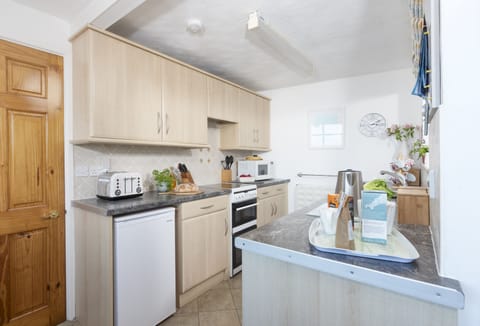 Cliff Cottage, Mevagissey. Ground floor: including an oven, hob, microwave, washing machine and fridge