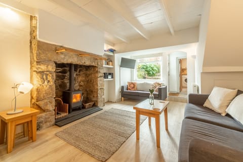 Welcome to Porthgwidden Cottage, a cosy hideaway sleeping up to 6 guests