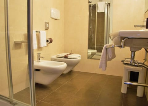 Business Single Room | Bathroom | Combined shower/tub, free toiletries, hair dryer, slippers