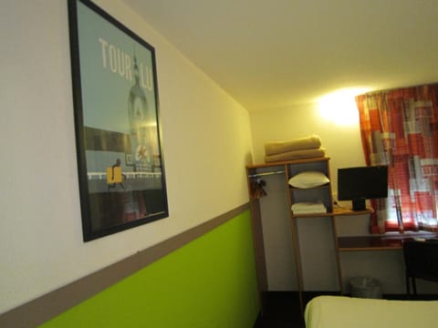 Desk, soundproofing, free WiFi, bed sheets