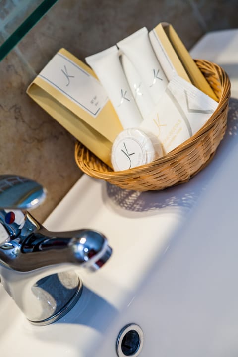 Classic Double Room, Terrace | Bathroom | Shower, free toiletries, hair dryer, bidet