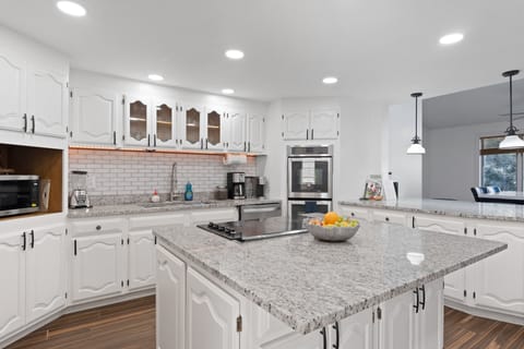 Large chef’s kitchen 