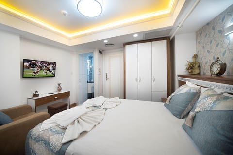 Economy Room | Minibar, in-room safe, individually decorated, individually furnished