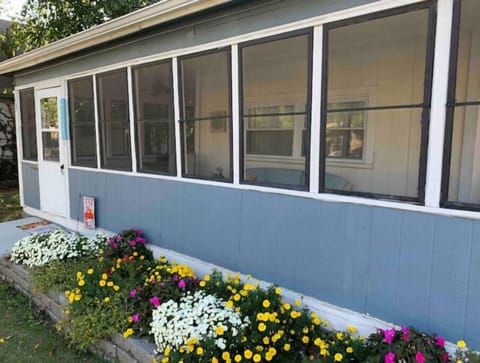 screened in wraparound porch