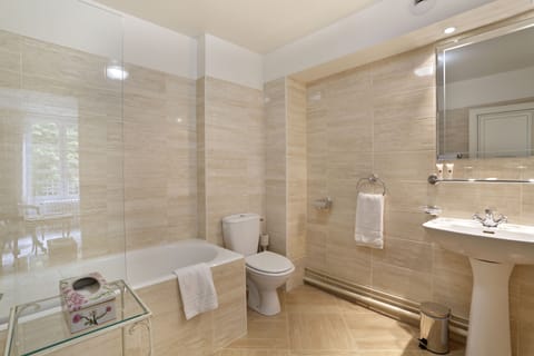 Double Room (Prestige ) | Bathroom | Combined shower/tub, rainfall showerhead, hair dryer, towels