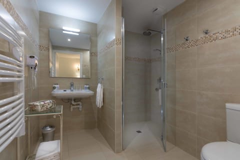 Room (Privilege Twin Room or King Size) | Bathroom | Combined shower/tub, rainfall showerhead, hair dryer, towels