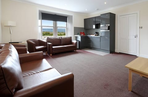 Hypo-allergenic bedding, in-room safe, desk, laptop workspace