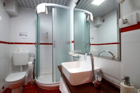 Family Quadruple Room, Terrace | Bathroom | Shower, free toiletries, hair dryer, bathrobes