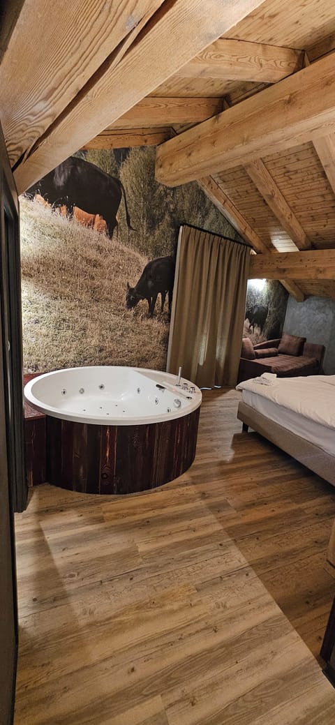 Junior Suite | Individually decorated, individually furnished, desk, laptop workspace