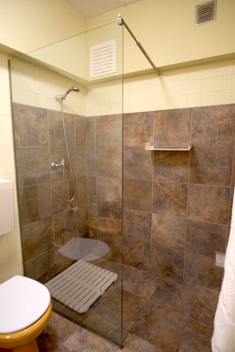 Spring water tub, hair dryer, bidet, towels