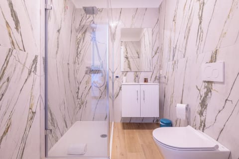 Deluxe Double Room | Bathroom | Free toiletries, hair dryer, towels