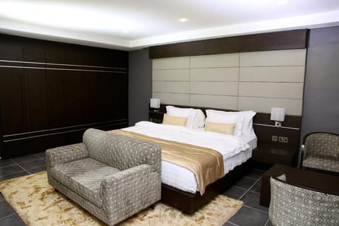 Business Room | Desk, laptop workspace, free WiFi, bed sheets