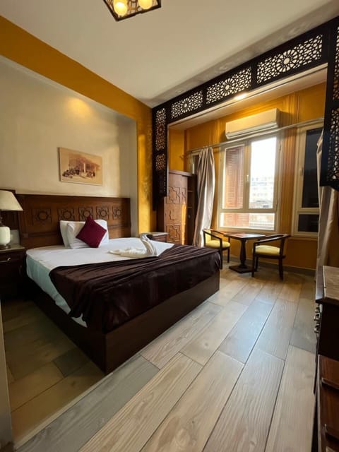 King Room | Minibar, in-room safe, desk, blackout drapes