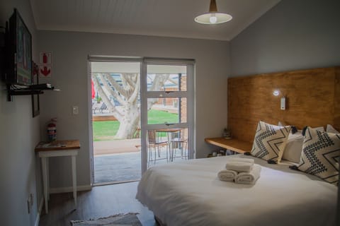 Economy Room | Minibar, individually decorated, individually furnished, desk