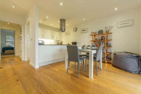 The Fishes, St Ives. Open plan living area with dining table and seating for four