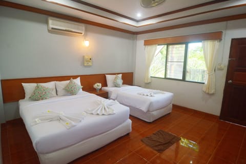 Family Triple Room | Blackout drapes, free WiFi, bed sheets
