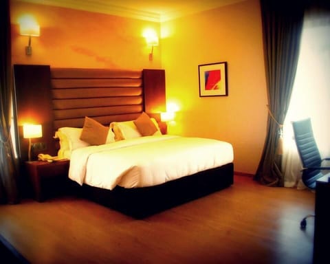 Royal Room | In-room safe, desk, laptop workspace, free WiFi