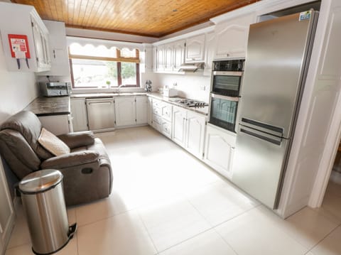 Cottage | Private kitchen | Dishwasher, cookware/dishes/utensils
