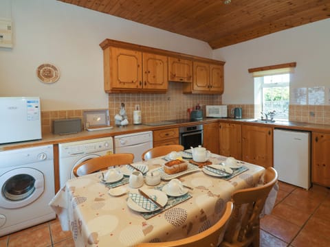 Cottage | Private kitchen | Fridge, dishwasher, cookware/dishes/utensils