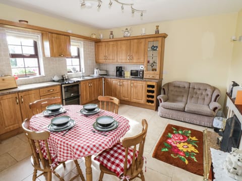 Cottage | Private kitchen | Fridge, microwave, cookware/dishes/utensils