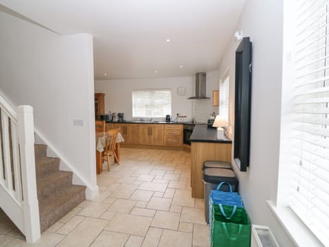 Cottage | Private kitchen | Dishwasher, cookware/dishes/utensils