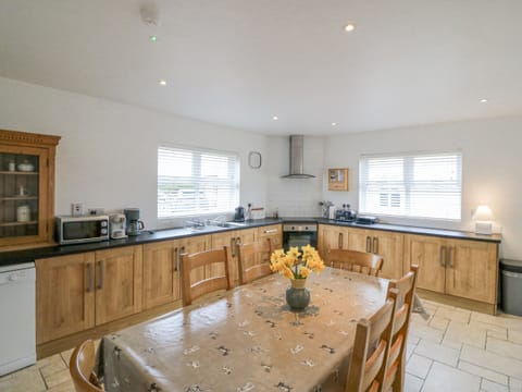 Cottage | Private kitchen | Dishwasher, cookware/dishes/utensils